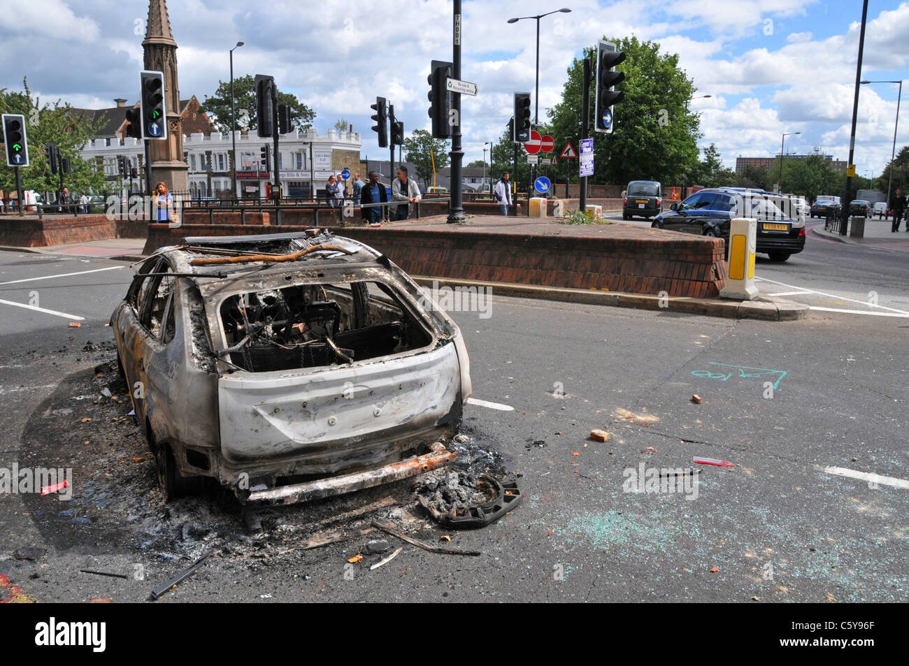 Londra tumulti Tottenham High Road saccheggi incendi di automobili di bruciato Foto Stock