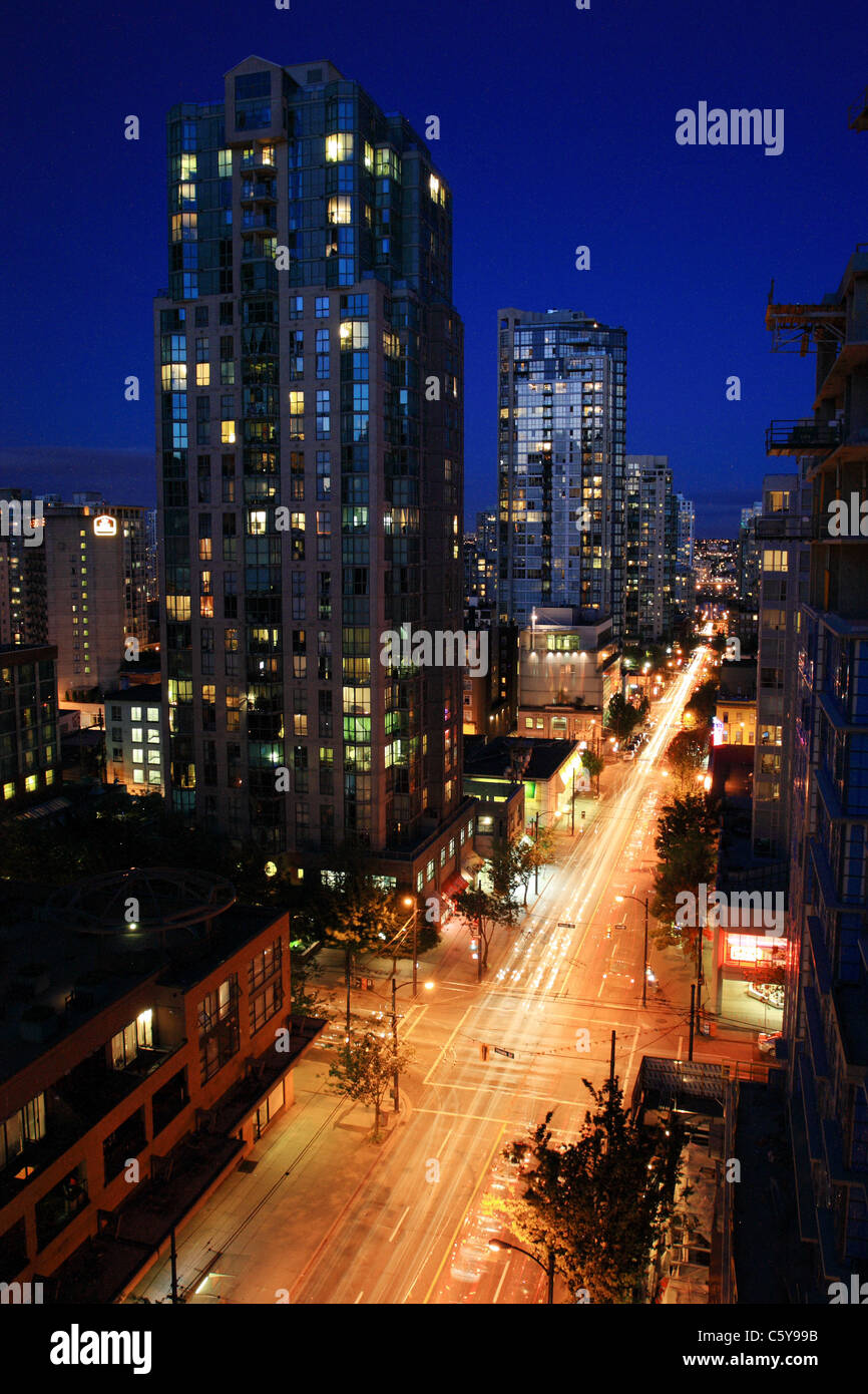 Una lunga esposizione di notte a Vancouver in Canada. Guardando verso il basso Davie San Foto Stock
