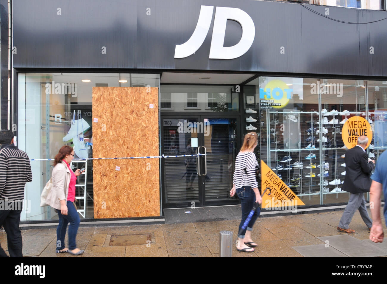 Londra tumulti Tottenham Wood Green saccheggi incendi bruciato auto sport JD Foto Stock