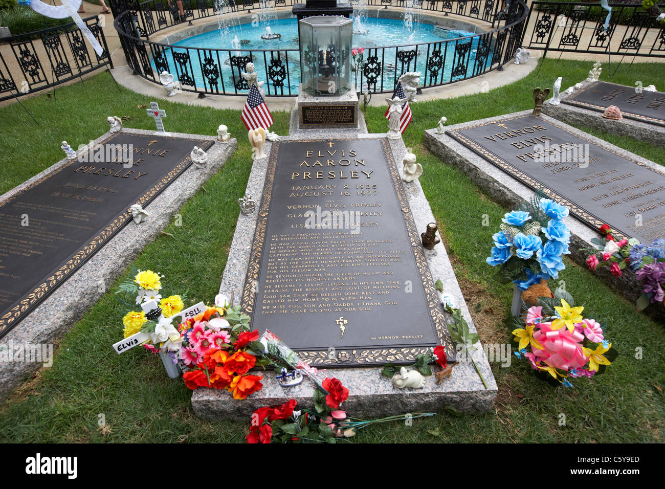 Elvis Presley grave nel giardino per la meditazione in graceland Memphis, Tennessee, Stati Uniti d'America Foto Stock