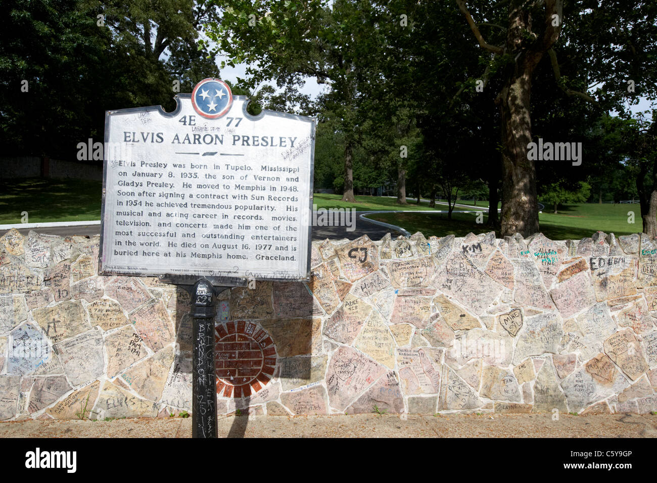 Elvis Presley targa dati del marcatore e la bassa parete al di fuori di Graceland Memphis, Tennessee, Stati Uniti d'America Foto Stock