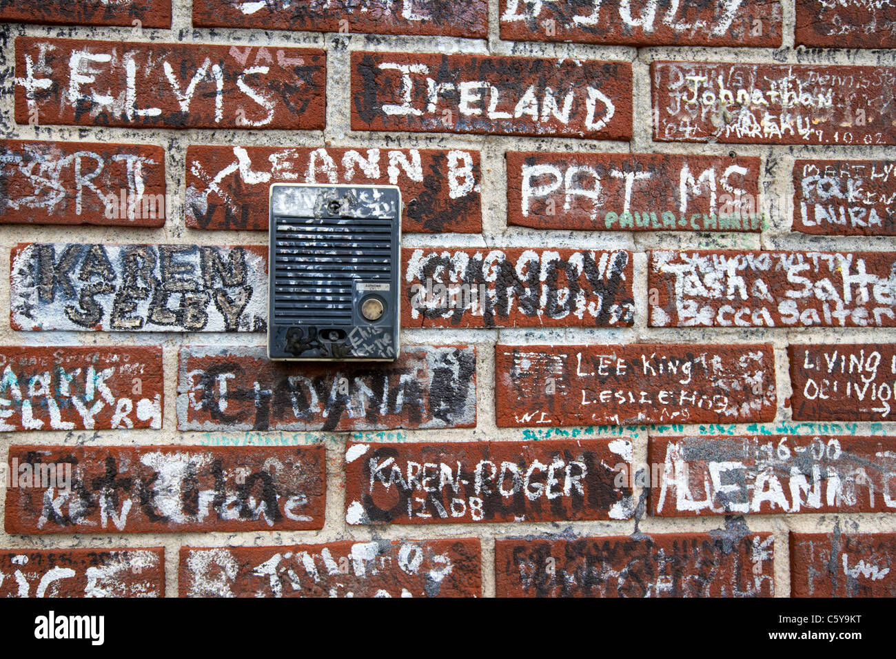Il vecchio pulsante interfono su muro coperto di graffiti al di fuori di Graceland Memphis, Tennessee, Stati Uniti d'America Foto Stock