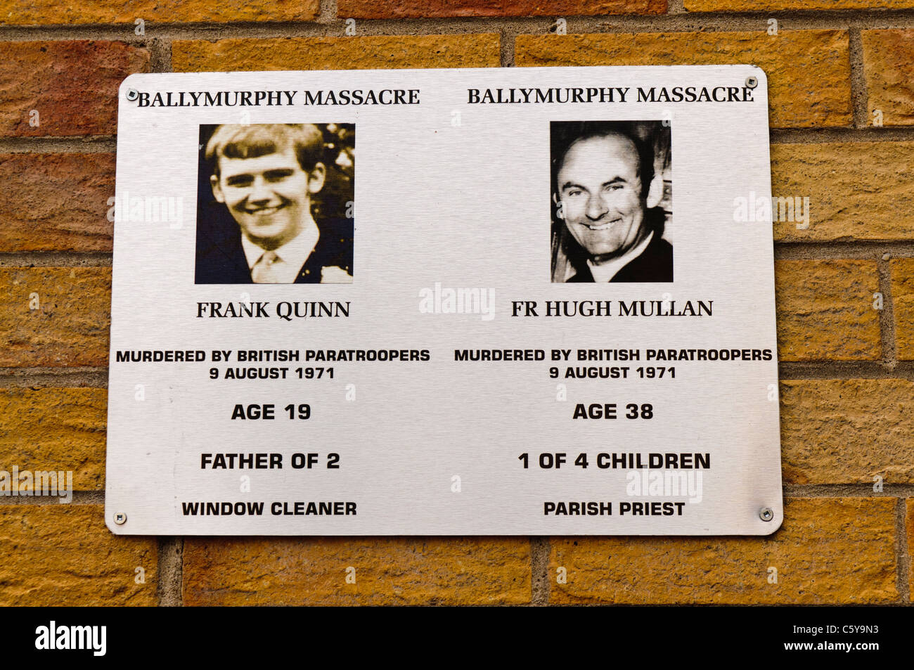 Lapide ricorda due vittime del massacro di Ballymurphy, 3 agosto 1971, Frank Quinn e Padre Hugh Mullan Foto Stock