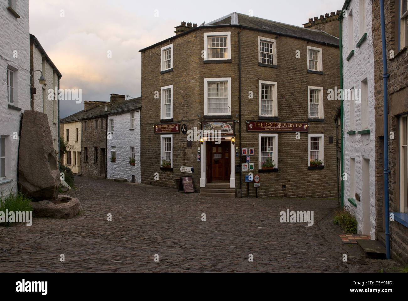 Il George and Dragon pub nel centro della Dent, Cumbria, England Regno Unito Foto Stock