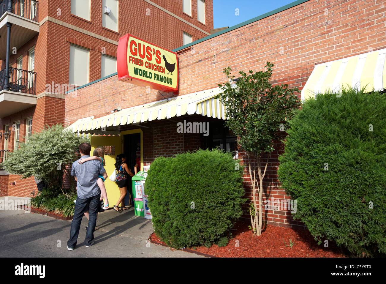 Le persone al di fuori della coda gus parola del famoso pollo fritto shop Memphis, Tennessee, Stati Uniti d'America Foto Stock