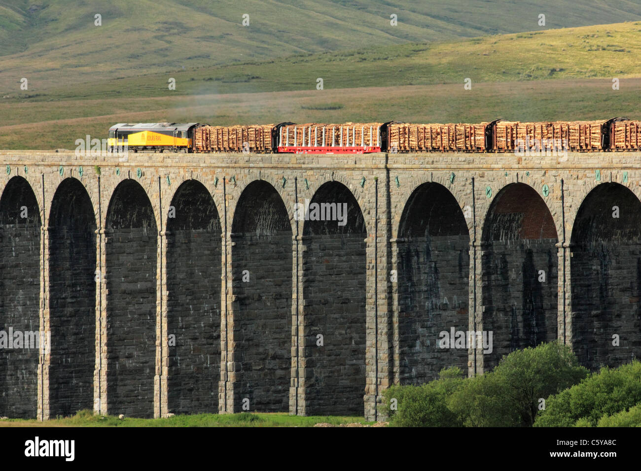 Treno merci incrocio viadotto Ribblehead Settle linea di Carlisle in Yorkshire Dales Foto Stock