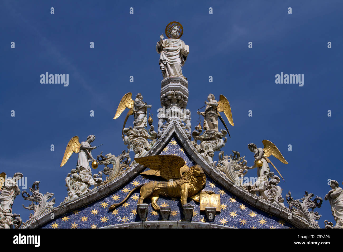 Dettaglio di oro e di statue in pietra sulla parte superiore di San Marco la Basilica a Venezia Italia, con gli angeli, leoni alati, e SAN. Foto Stock