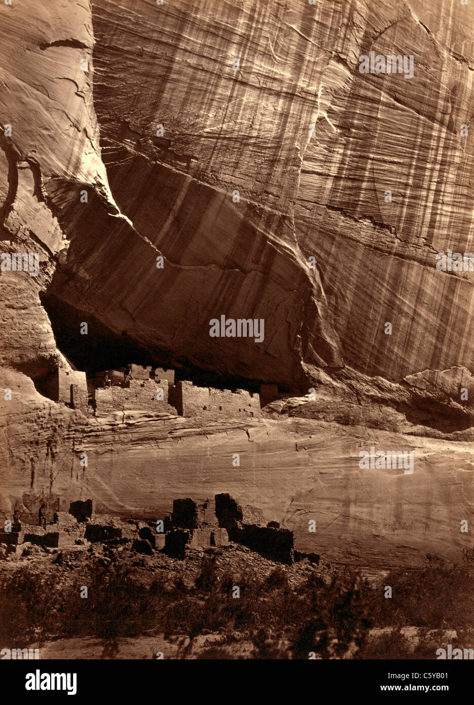 Antiche rovine nel cañon de Chelle. In una nicchia 50 piedi sopra presente Canyon bed, circa 1873 Foto Stock