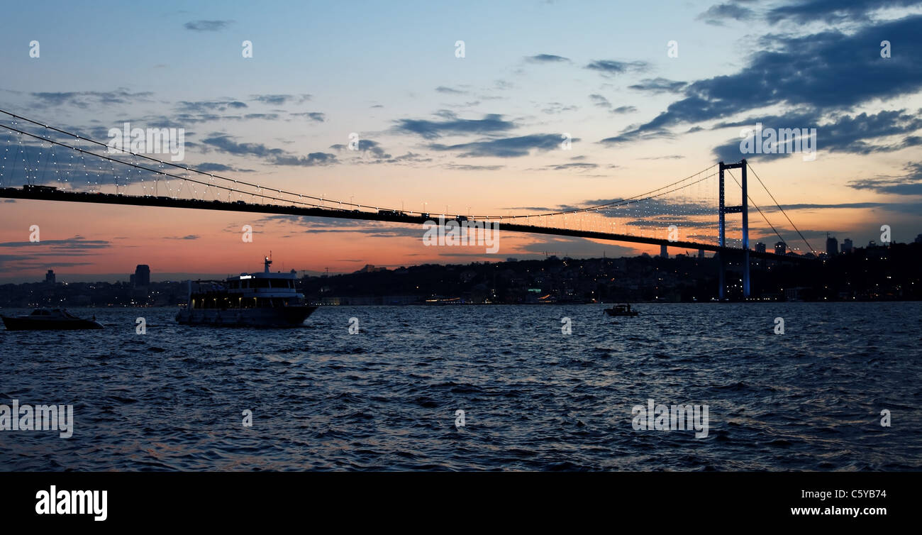 La vita di crociera sul lungomare a Istanbul e al tramonto, barche, lanci e incrociatori e sfondo del sole di setting, paesaggio, Foto Stock