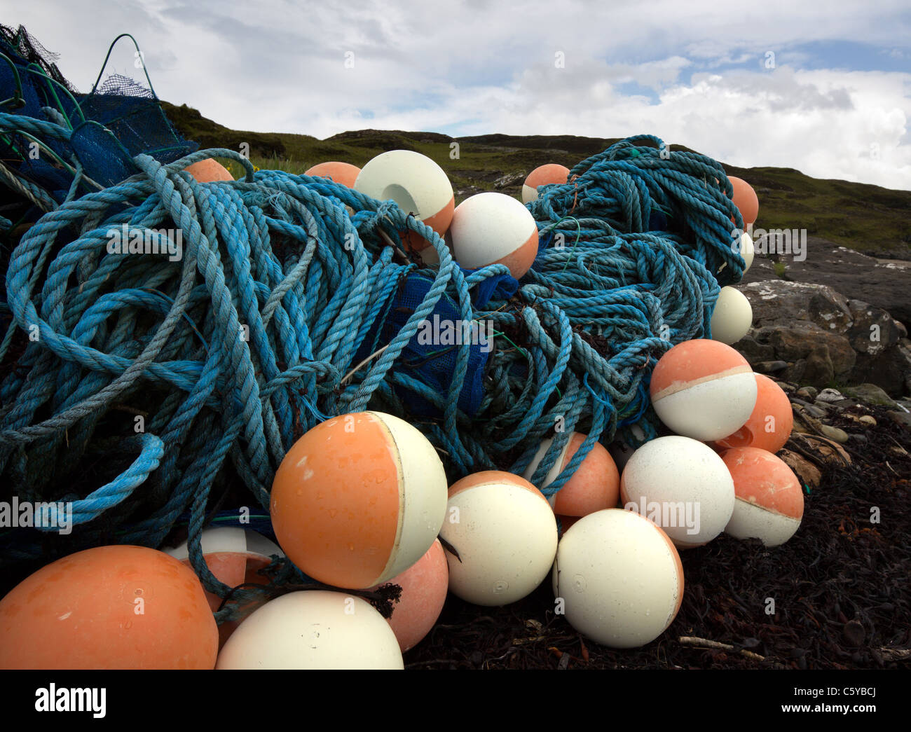 Scartata la pesca galleggianti e le reti si è incagliata sull'Isola di Skye in Scozia, Regno Unito Foto Stock
