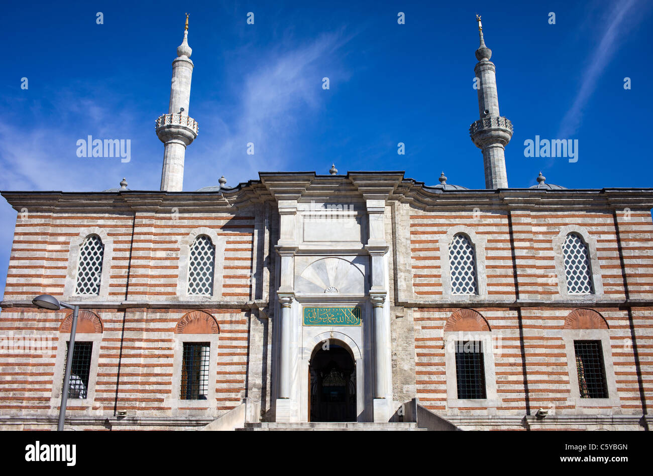 La moschea di Laleli anche chiamato Tulip moschea in stile barocco architettura esterna, Istanbul, Turchia. Foto Stock