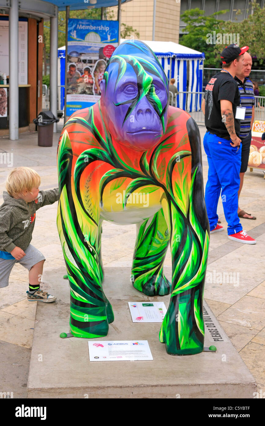 Sculture di gorilla sul display intorno a Bristol per promuovere lo zoo della città, Foto Stock