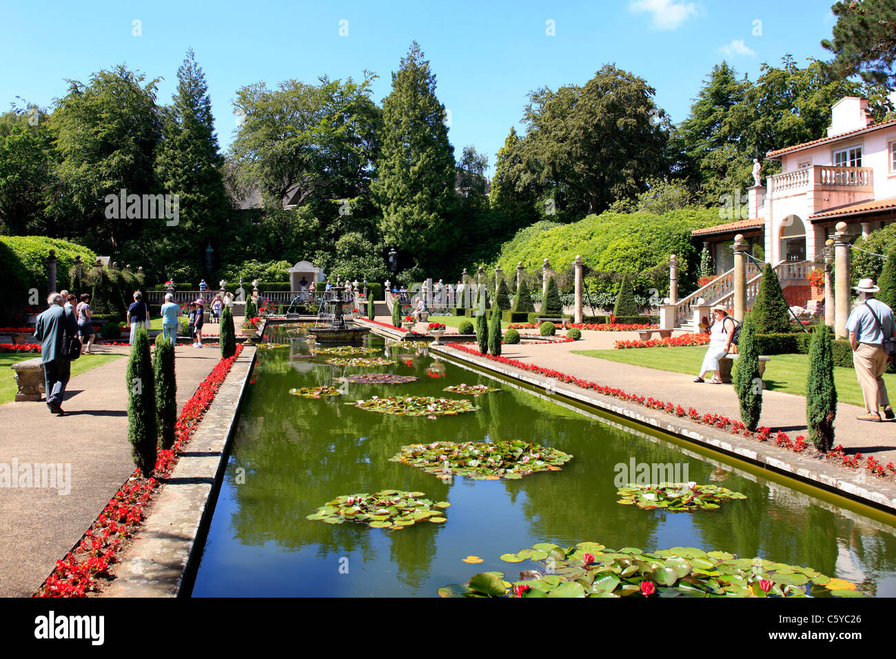 Il Grand giardini italiani a Compton Acres nel Dorset Inghilterra Foto Stock