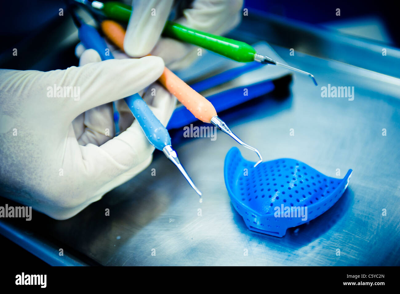 Punta aguzza la falce contra angolato sonde dentale per i dentisti e la protezione di gomma Foto Stock