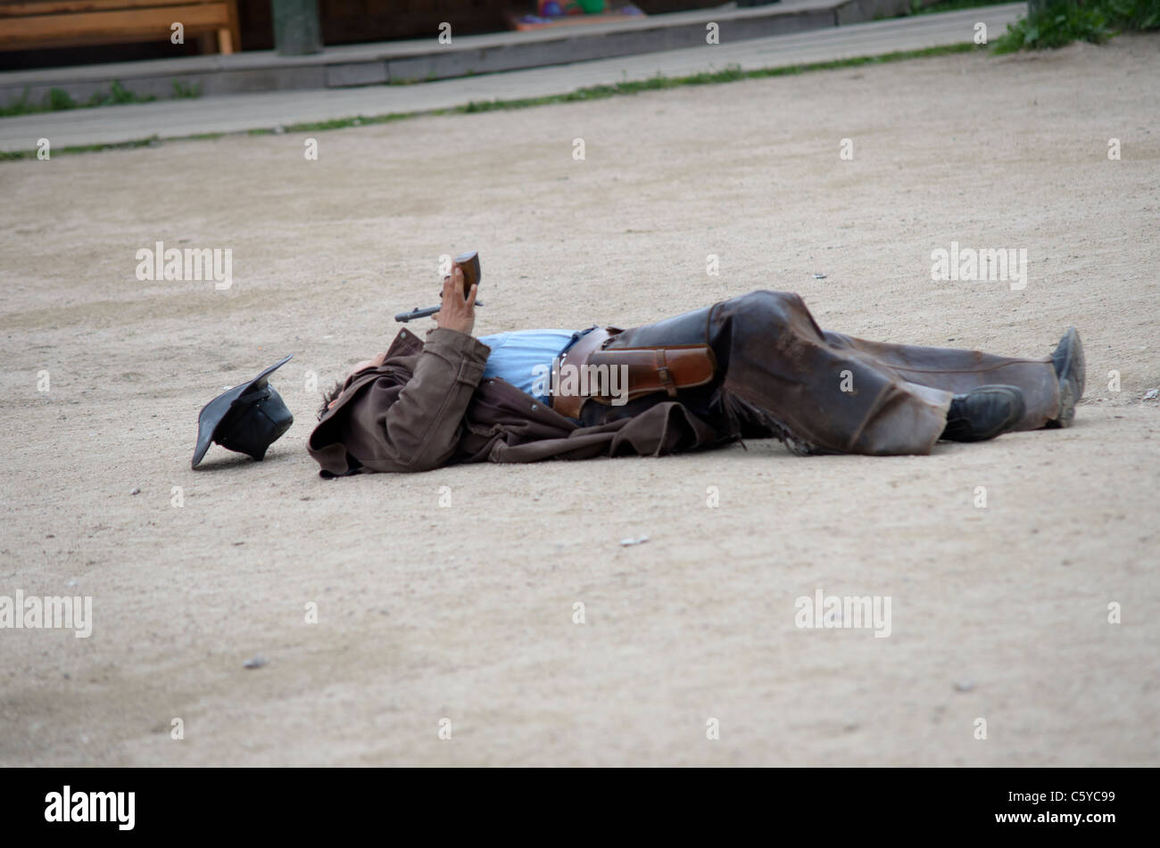 Sparata cowboy dopo la sparatoria in mostra il western city Foto Stock