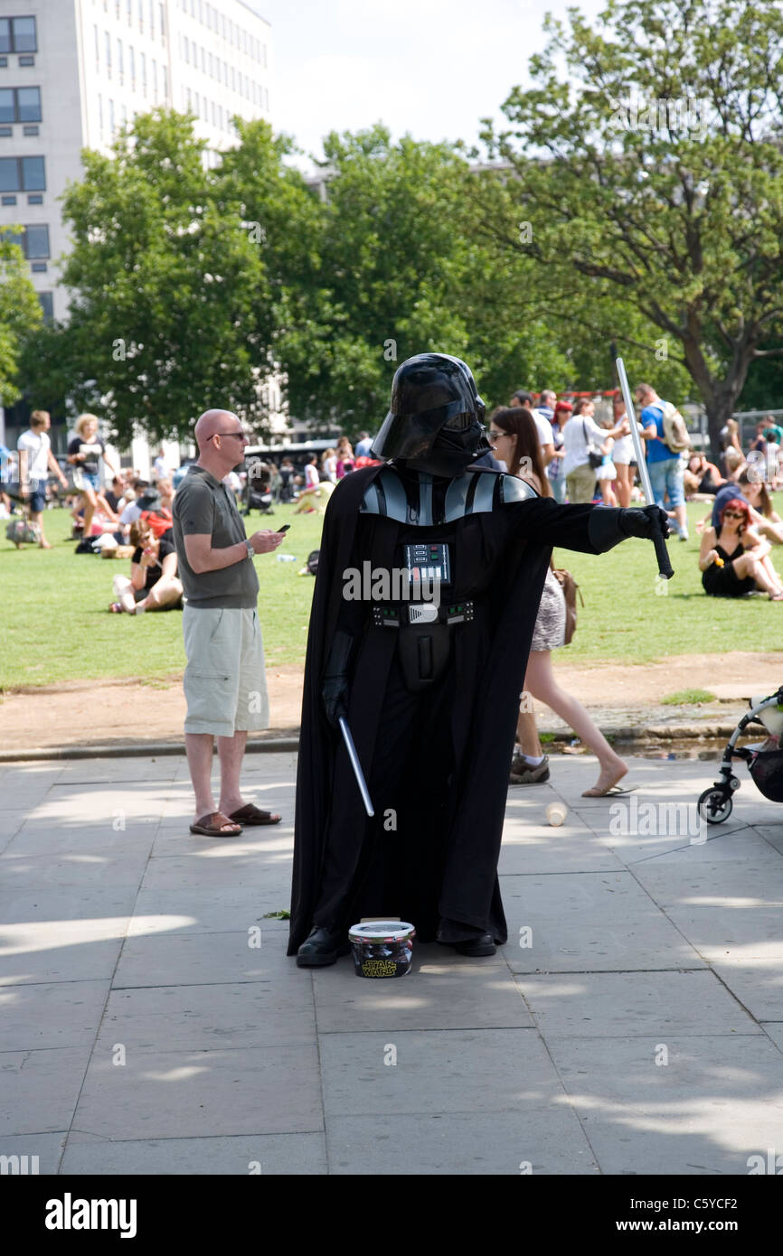 Maschio performer di strada come Darth Vader sulla banca del sud Foto Stock