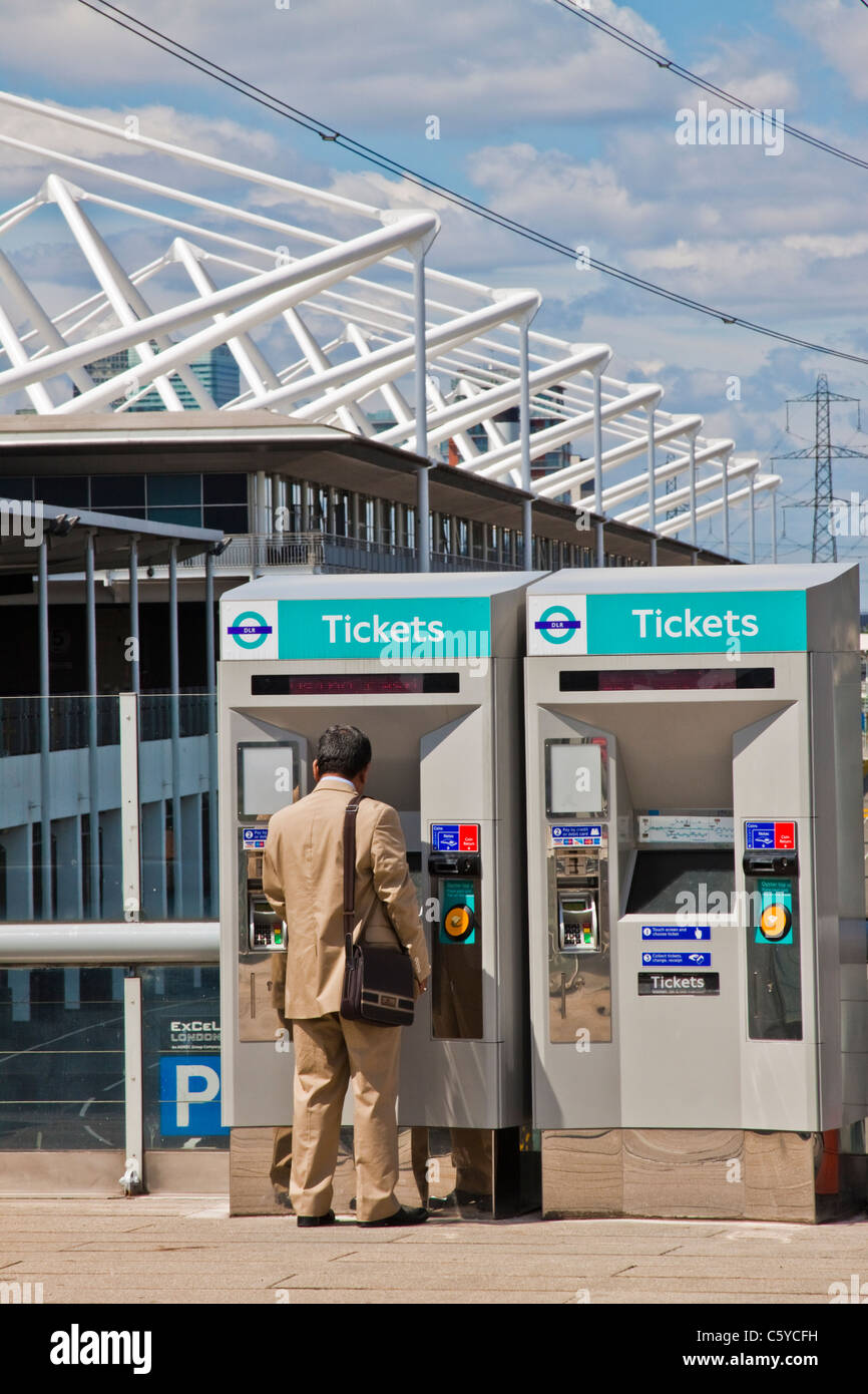 DLR macchina biglietto a prezzo Regent Station, Londra Foto Stock