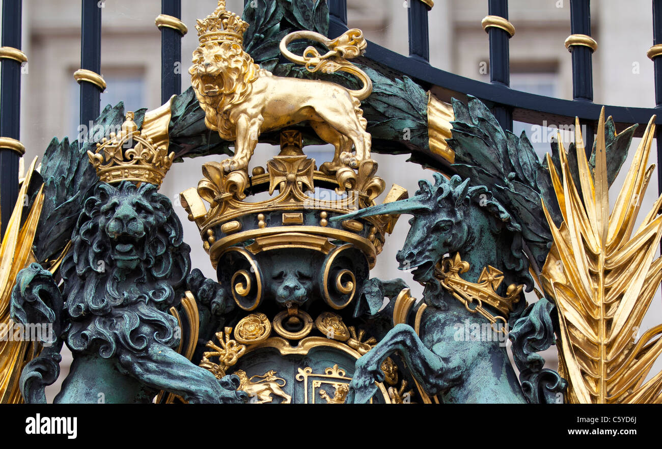 Royal Crest sulle porte fuori del Buckingham Palace a Londra in Inghilterra Foto Stock