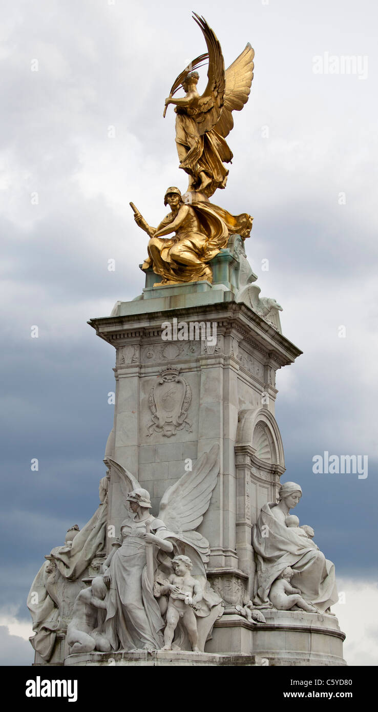 Queen Victoria Memorial statua di fronte a Buckingham Palace, London Inghilterra England Foto Stock