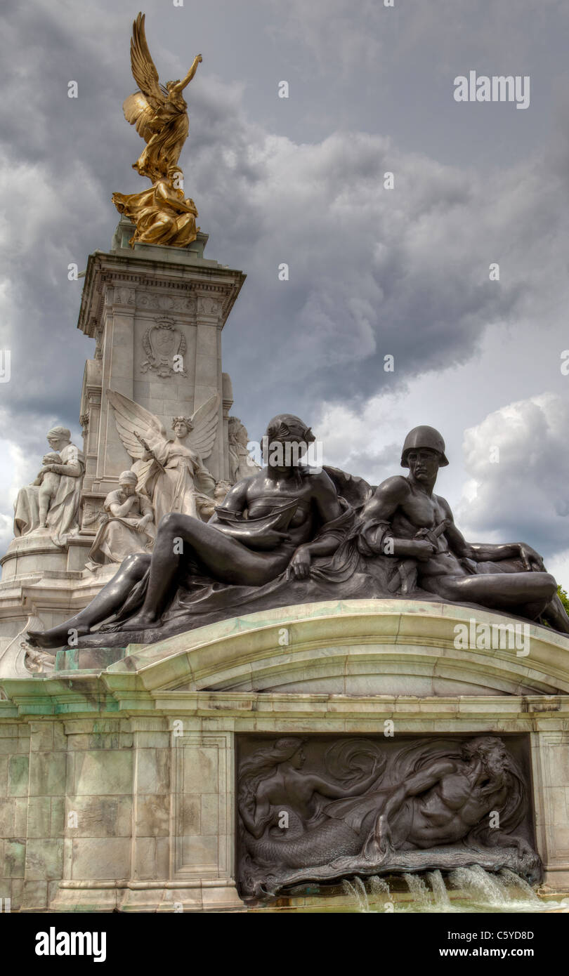 Queen Victoria Memorial statua di fronte a Buckingham Palace, London Inghilterra England Foto Stock