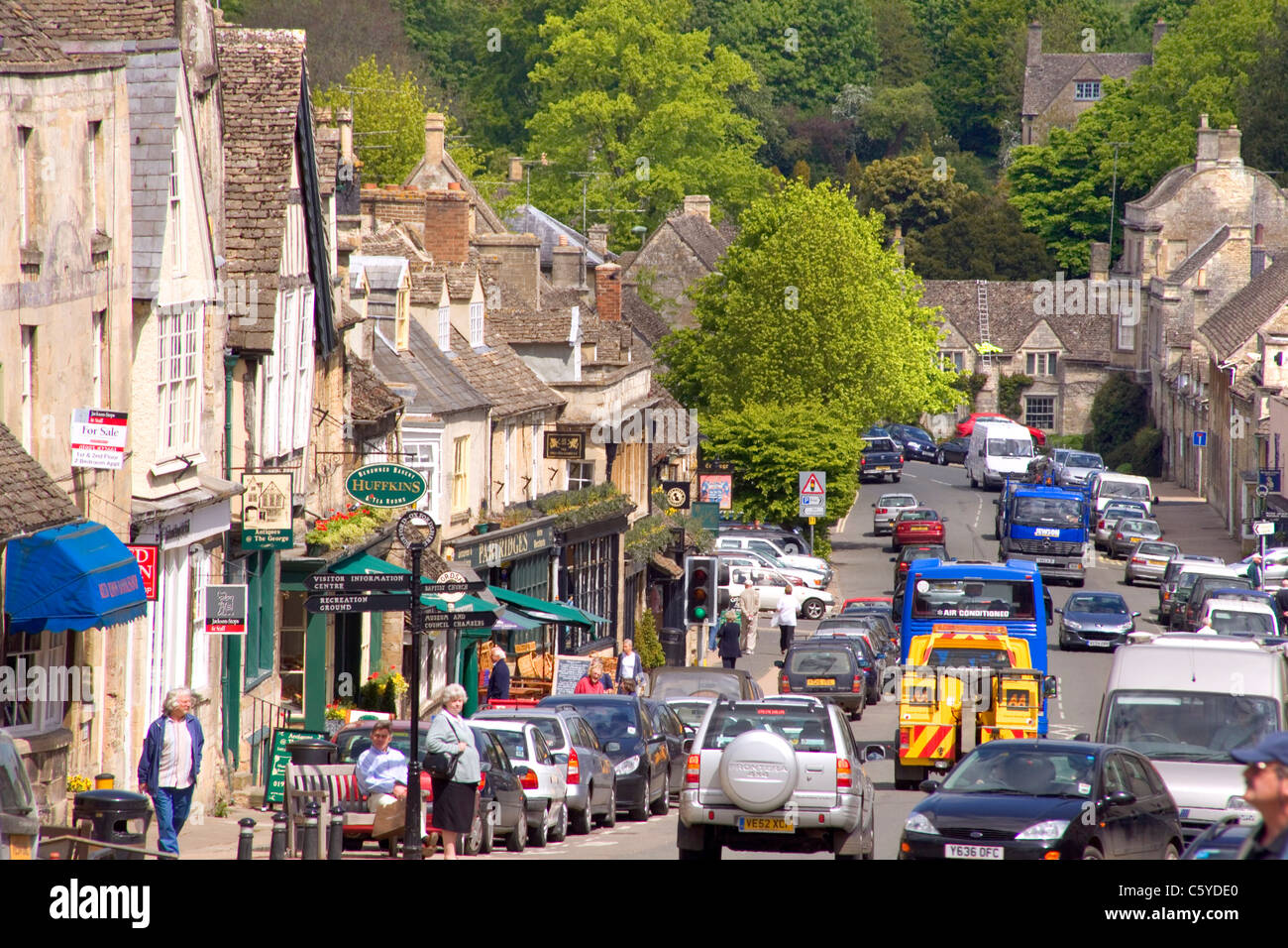 Grazioso centro storico intasato con il traffico, burford, Cotswolds, Oxfordshire, England, Regno Unito Foto Stock