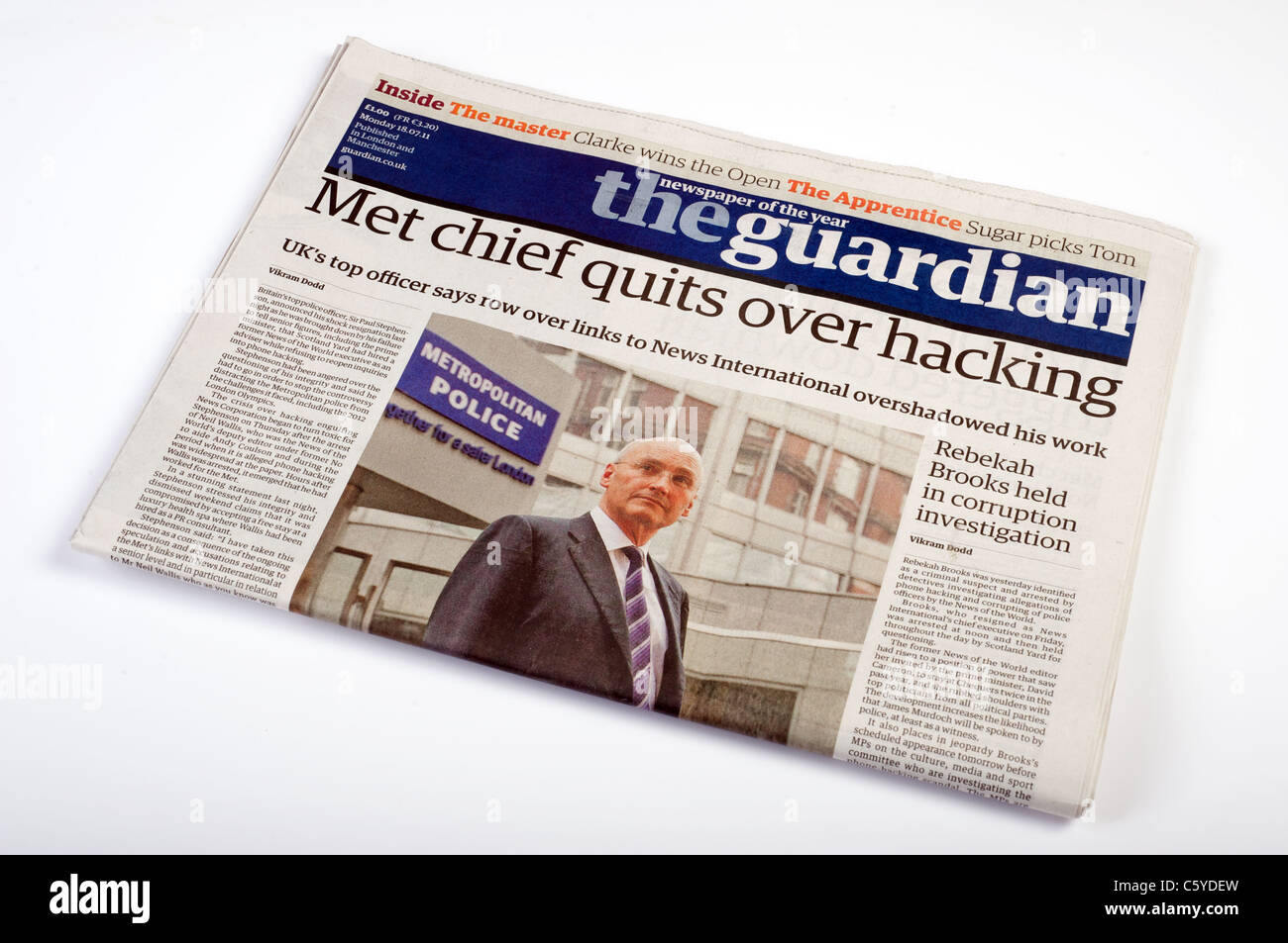 Quotidiano Guardian con titolo 'Met chief esce su hacking' Foto Stock
