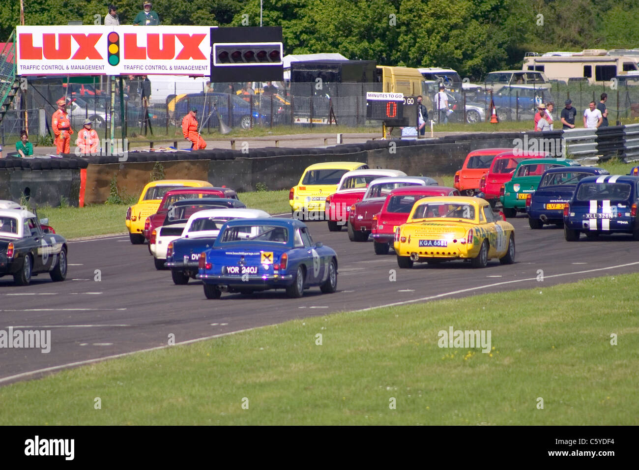 MGB sulla griglia di avvio per un racing e auto sportive in eventi, Castle Combe circuito, Castle Combe, Wiltshire, Cotswolds, England, Regno Unito Foto Stock