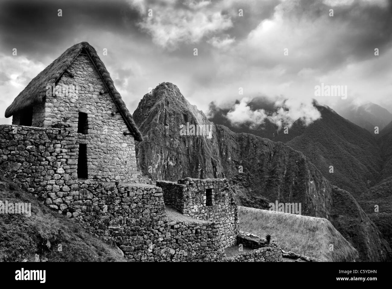 Vista panoramica di Machupicchu in alto nelle Ande peruviane. Con capanna in legno e Misty Mountains. Immagine monotona. Foto Stock