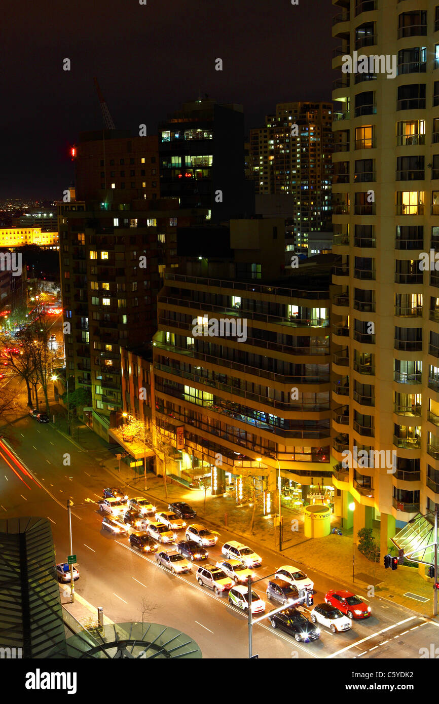 Di notte il traffico al bivio di Oxford Street e Liverpool Street in angolo sud est di Sydney CBD Sydney Australia Foto Stock