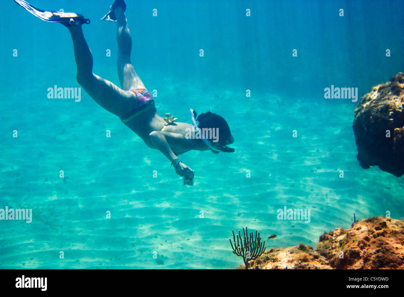 Donna in maschera snorkeling immersioni subacquee con fotocamera foto, cubana Coral reef Foto Stock