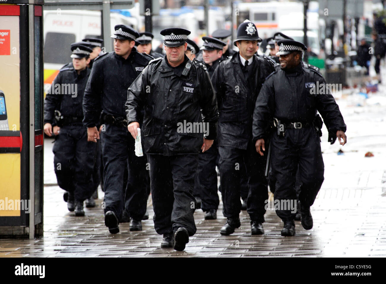 La polizia di ordine pubblico cambiando marcia sulla composizione degli equipaggi di cordoni su tottenham alta dopo una notte di disordini e disordini. Foto Stock
