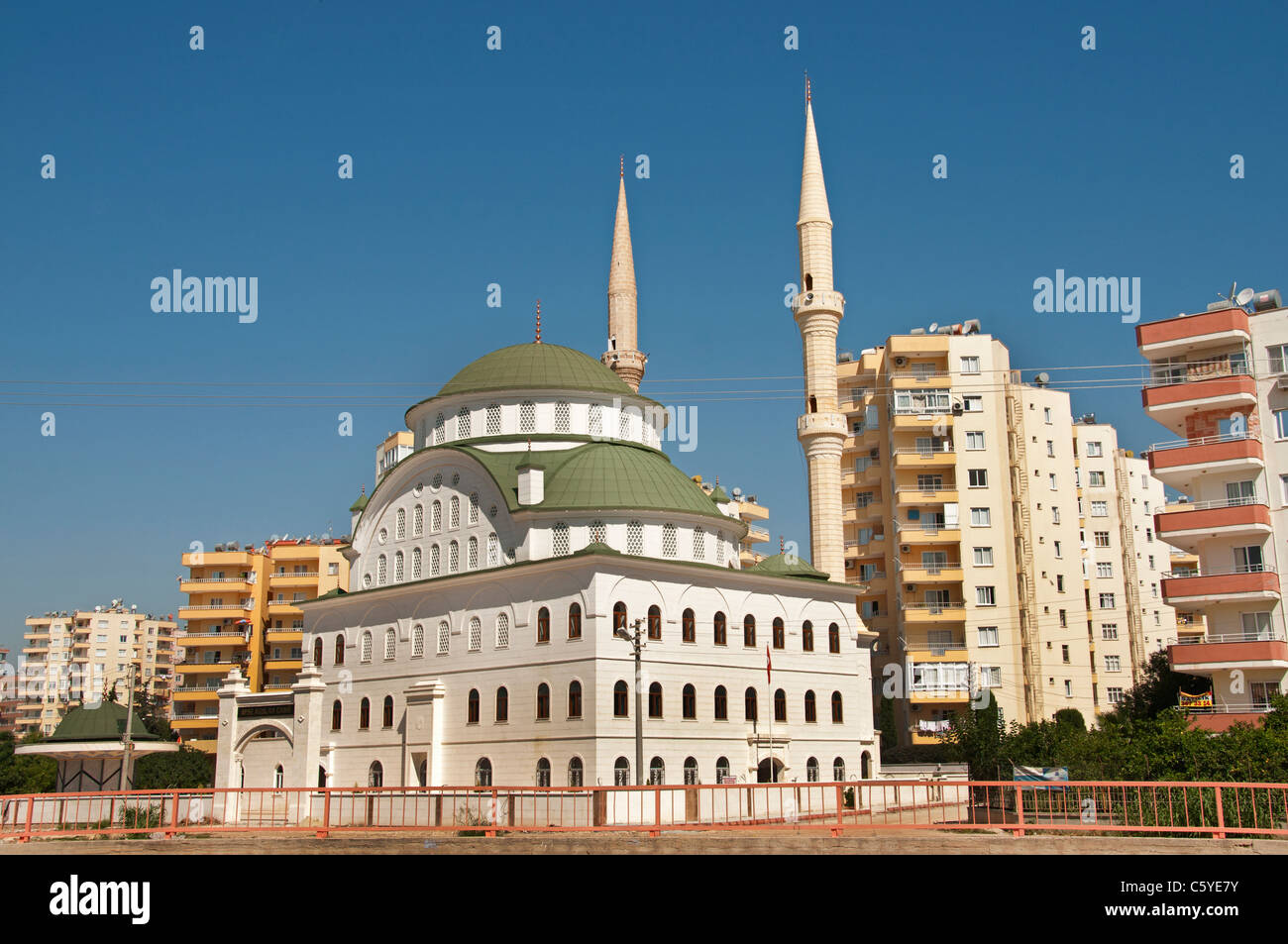 La moschea di Mersin Turchia Architettura moderna città nuova città Bagno Turco Foto Stock