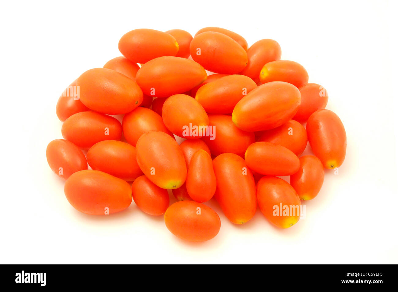 Pomodori uva su sfondo bianco Foto Stock