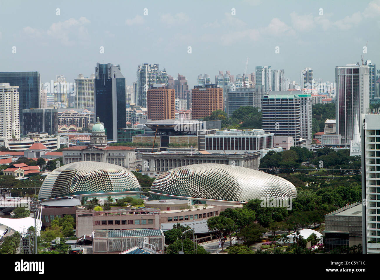 Lo skyline di Singapore compreso l'Esplanade edifici Foto Stock