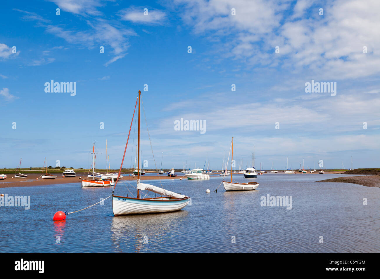 Sailing yacht ormeggiati a Brancaster staithe, North Norfolk, Inghilterra. Foto Stock