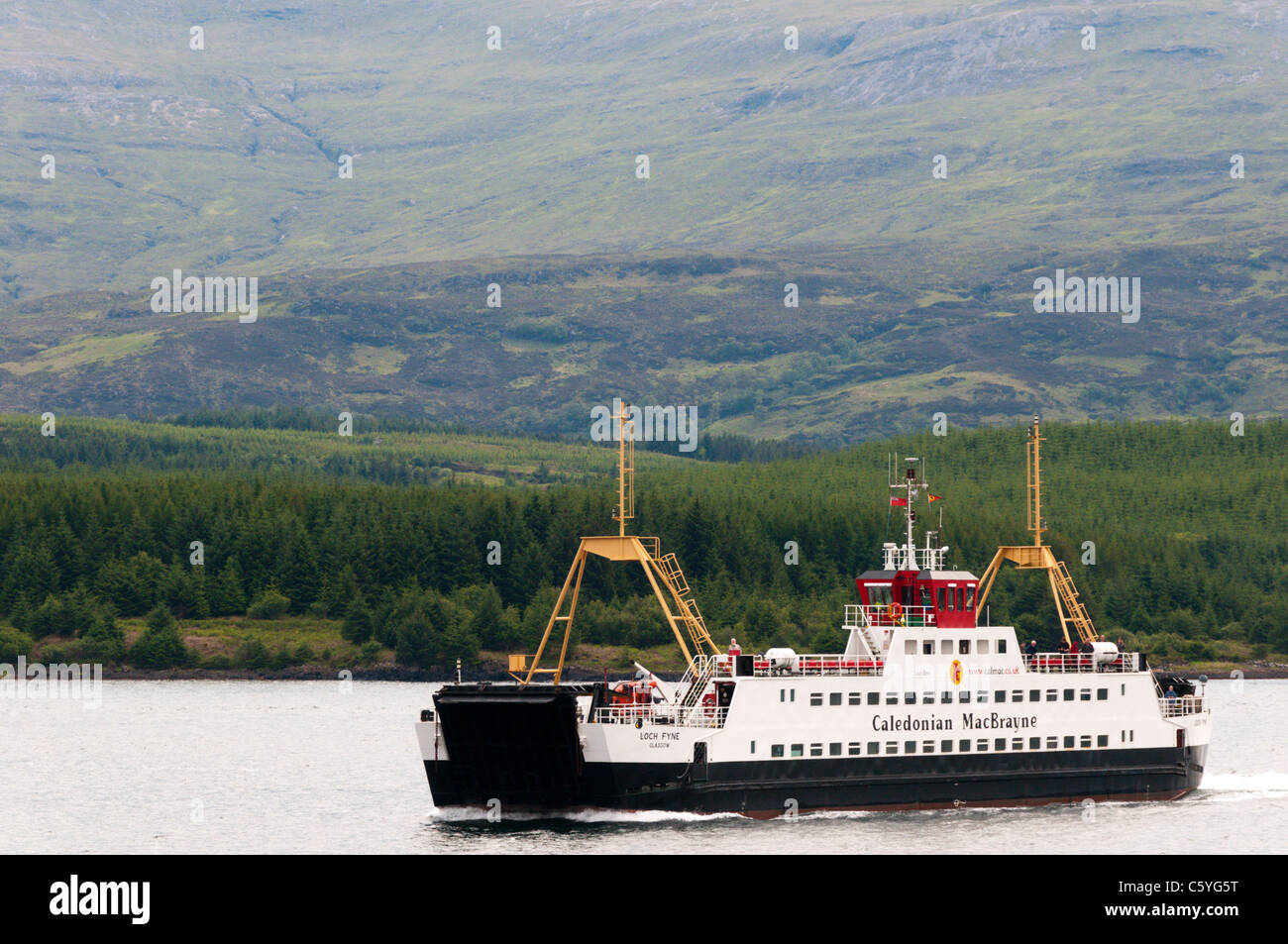 Il Caledonian MacBrayne traghetto per auto MV Loch Fyne attraversando il suono di Mull. Foto Stock
