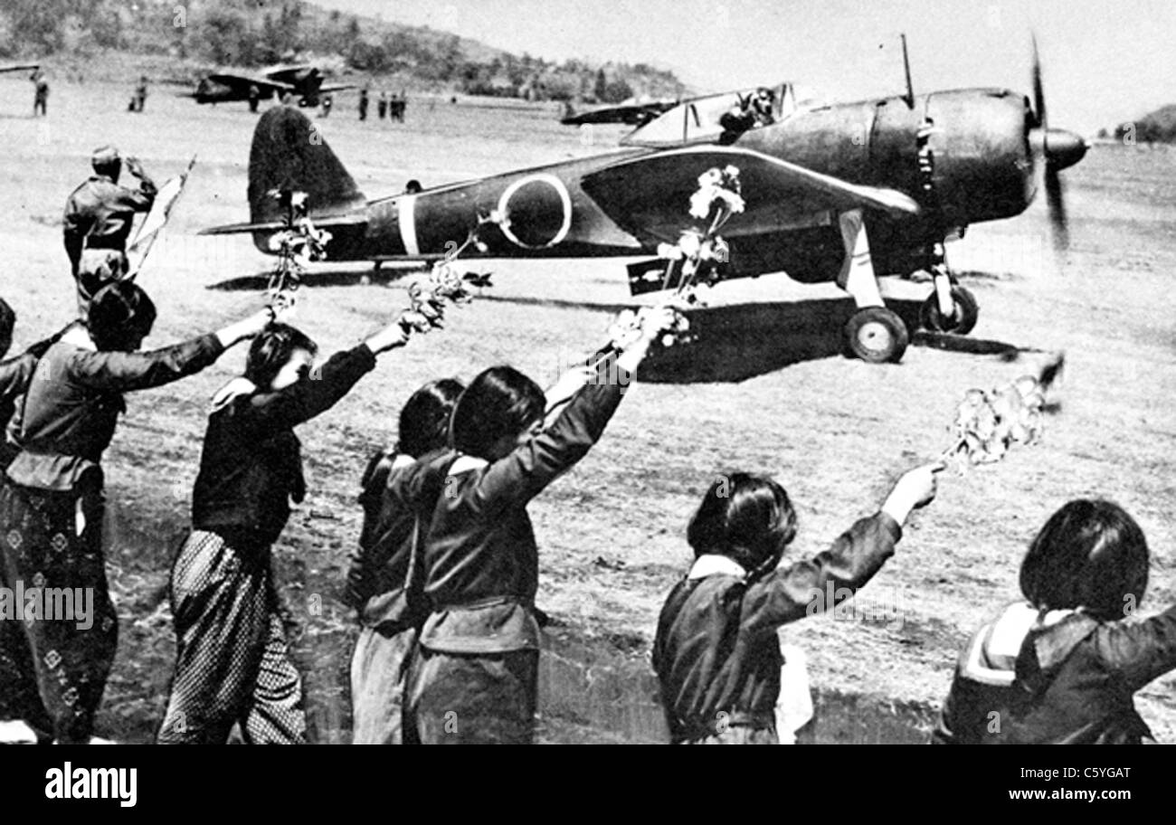 KAMIKAZE Giapponese studentesse Wave addio al suicidio pilota nella sua Hayabusa caccia bombardiere/voce di Okinawa in aprile 1945 Foto Stock