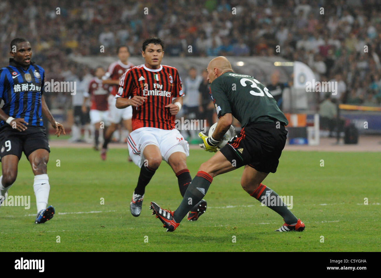 Christian Abbiati del Milan si ritiene che le catture di una sfera di Samuel Eto'o di Inter e Milan Foto Stock