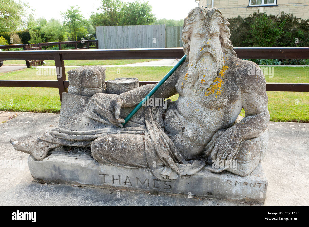 La statua del Vecchio Padre Tamigi da Raffaelle Monti accanto a St John's bloccare a Lechlade, Gloucestershire, England Regno Unito Foto Stock