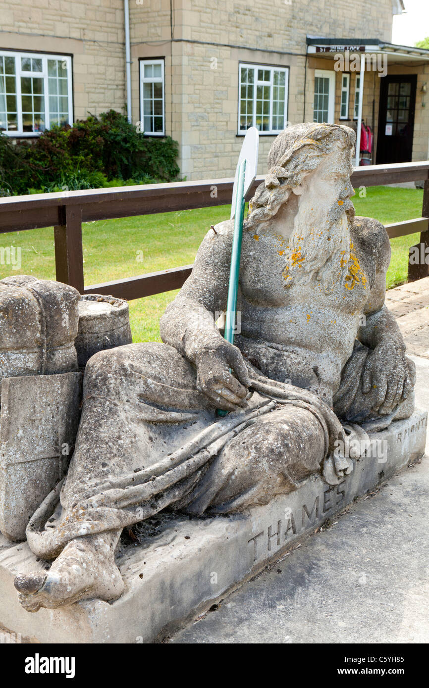 La statua del Vecchio Padre Tamigi accanto a St John's bloccare a Lechlade, Gloucestershire, England Regno Unito Foto Stock