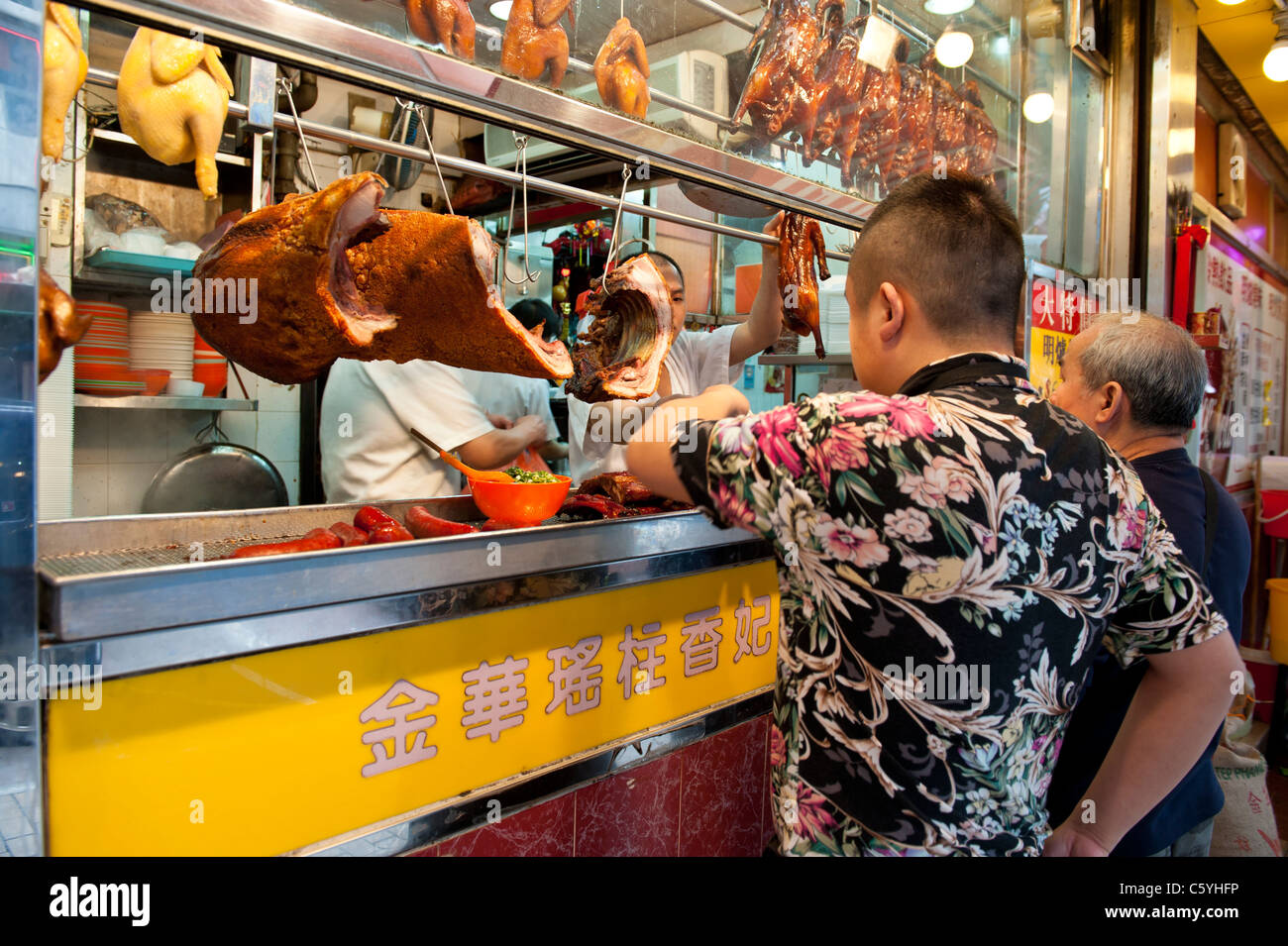 Cibo di strada di vendita del fornitore anatra arrosto, grigliata di carne di maiale e di pollame in il Ladies Market Area, Tung Choi Street, Mong Kok, Kowloon Foto Stock