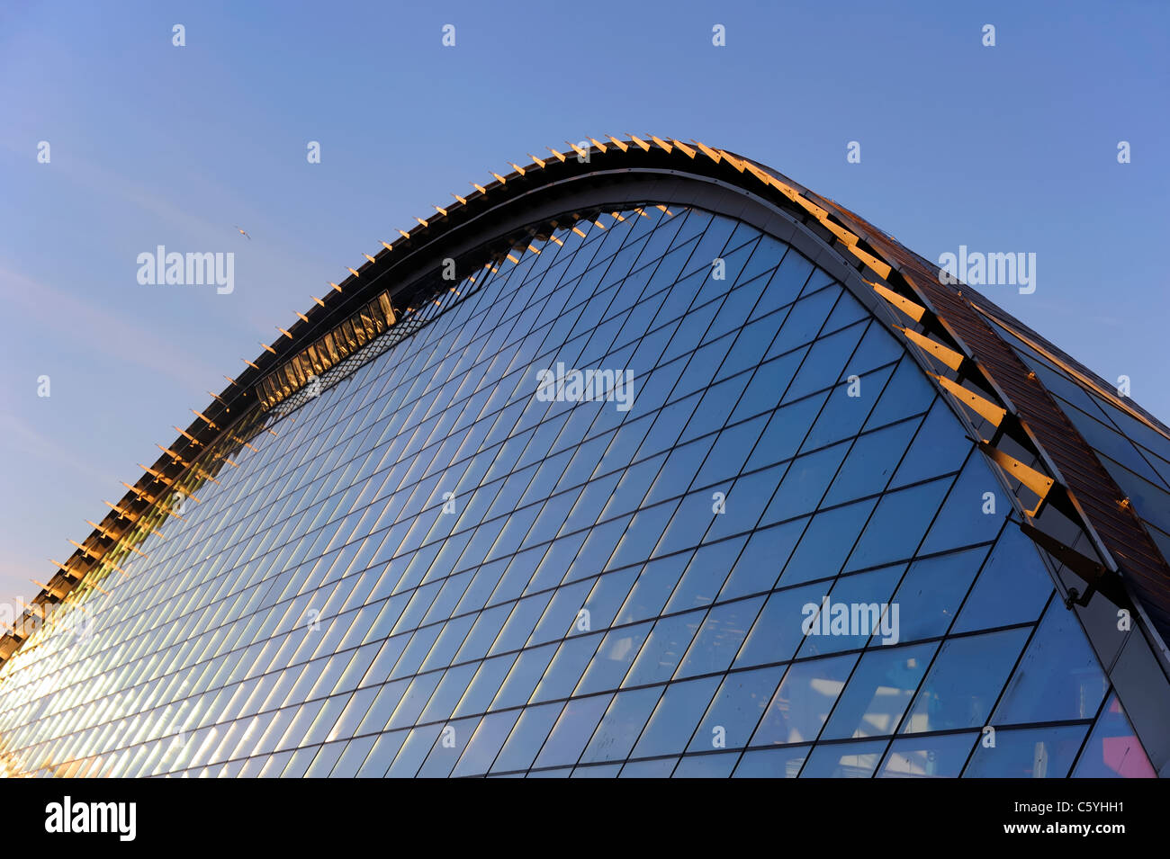 L'arco dell'edificio di Glasgow Science Mall contro il cielo di sera Foto Stock