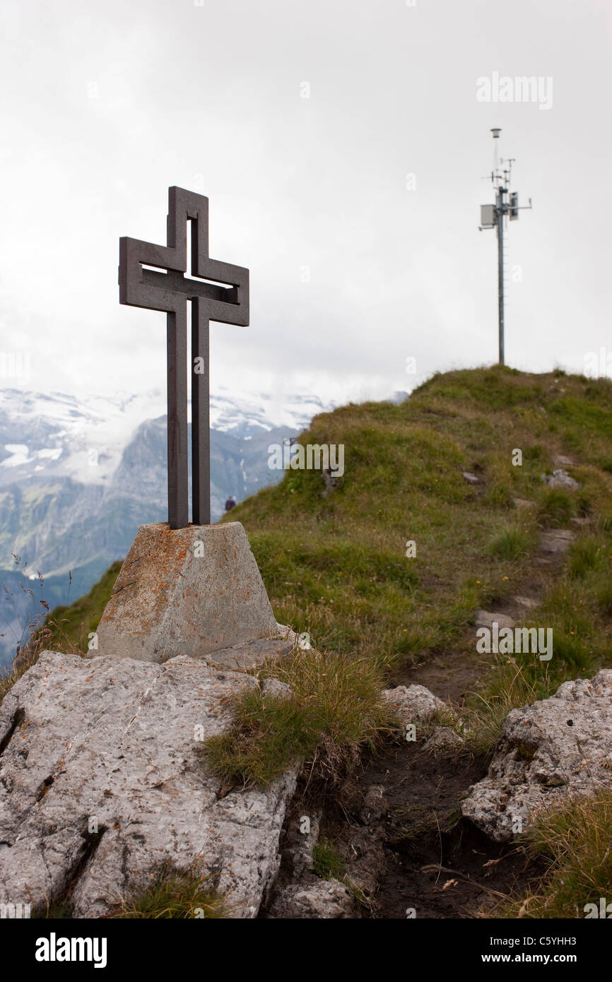 Una croce e le comunicazioni mobili montante di sollevamento sulla parte superiore della Pointe de Mossette. Les Crosets, Svizzera. Foto Stock