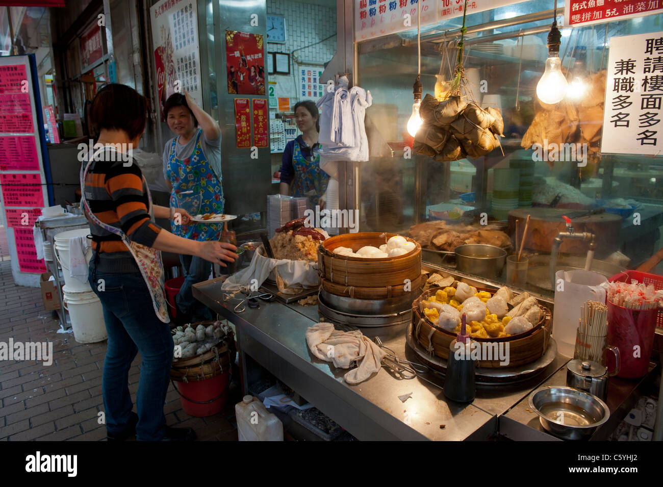 Lato strada cinese gnocco ristorante vicino al Ladies Market Area, Tung Choi Street, Mong Kok, Kowloon. Foto Stock