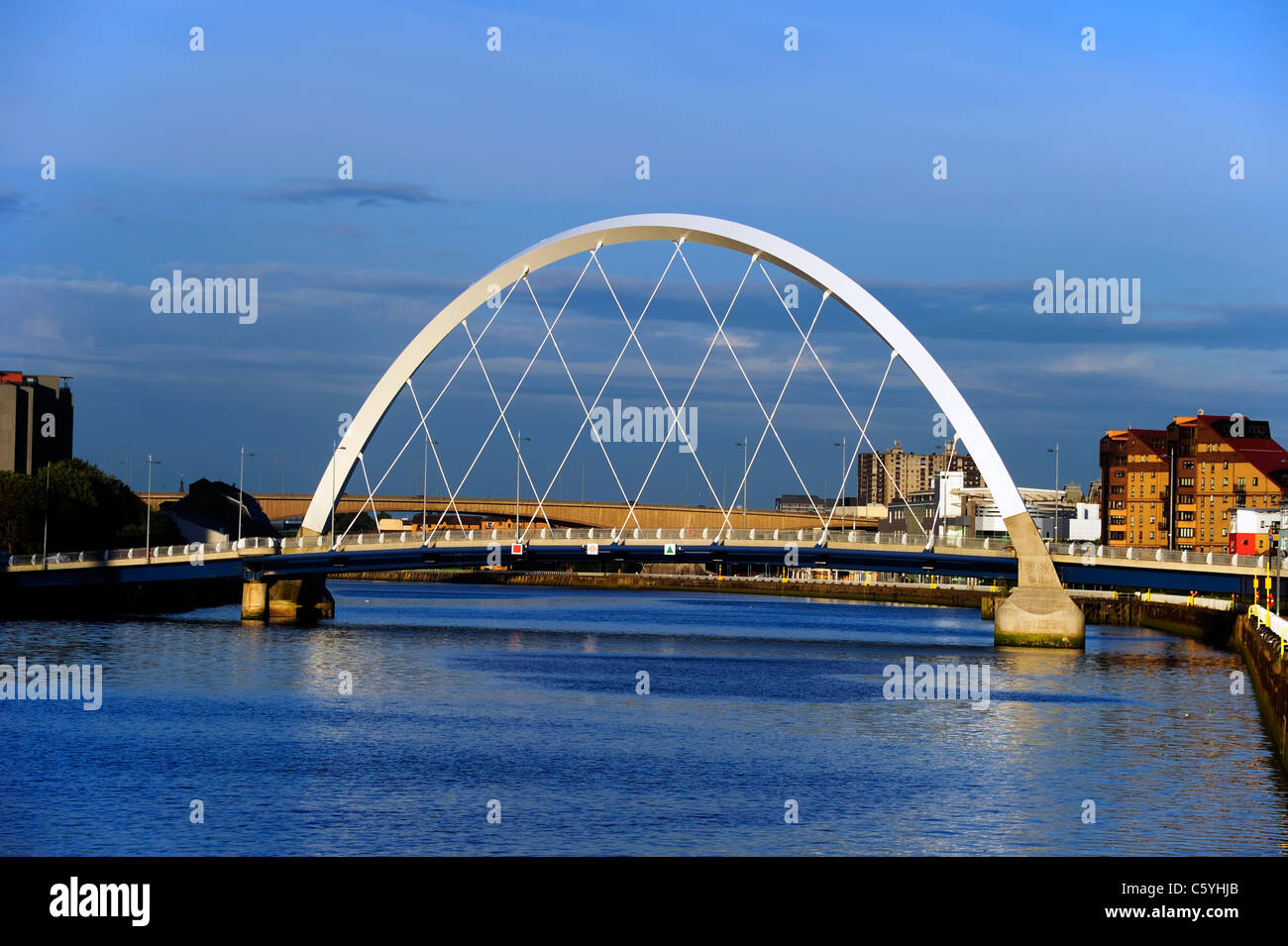 Il Clyde Arc bridge, sul fiume Clyde, Glasgow Foto Stock