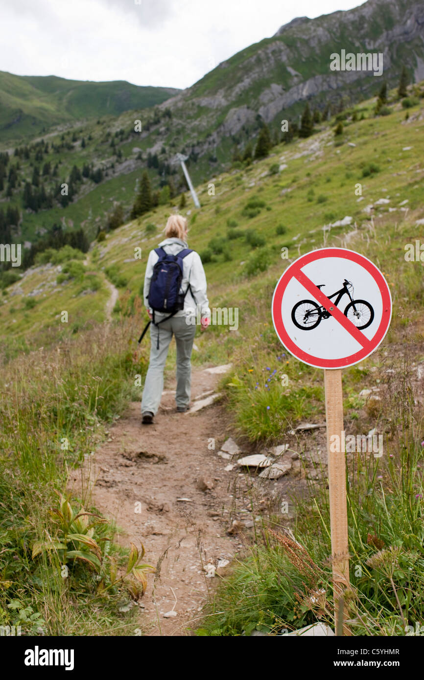 Una specifica walker percorso solo con il cartello che vieta di biciclette. Avoriaz, Francia. Foto Stock