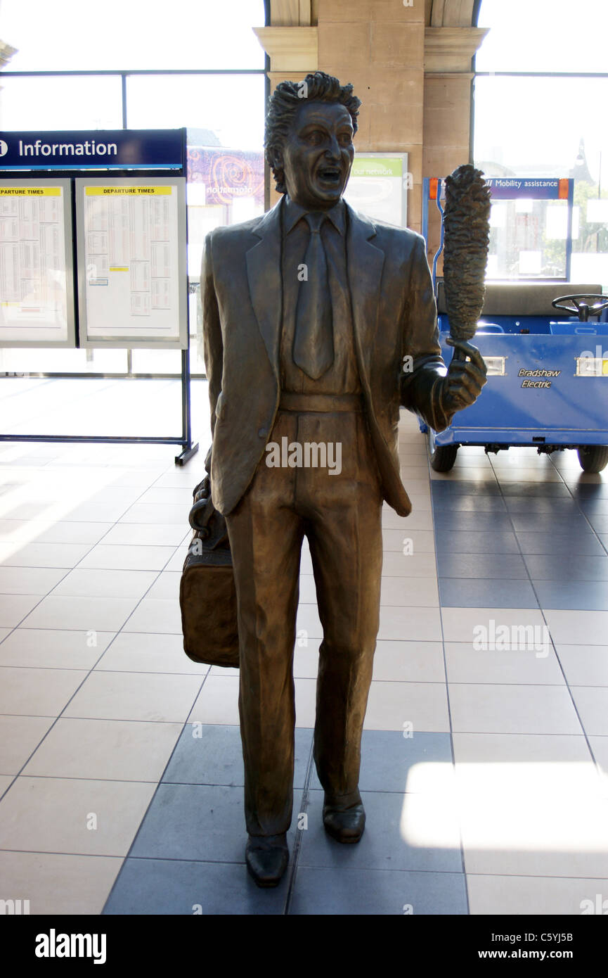 Statua in bronzo del comico Sir Ken Dodd (1927-2018) alla stazione ferroviaria di Liverpool Lime Street di Tom Murphy Foto Stock