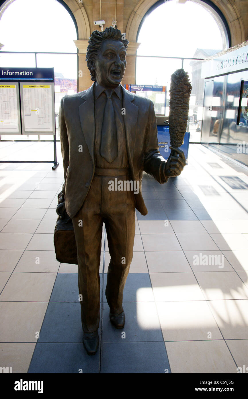 Statua in bronzo del comico Sir Ken Dodd (1927-2018) alla stazione ferroviaria di Liverpool Lime Street di Tom Murphy Foto Stock
