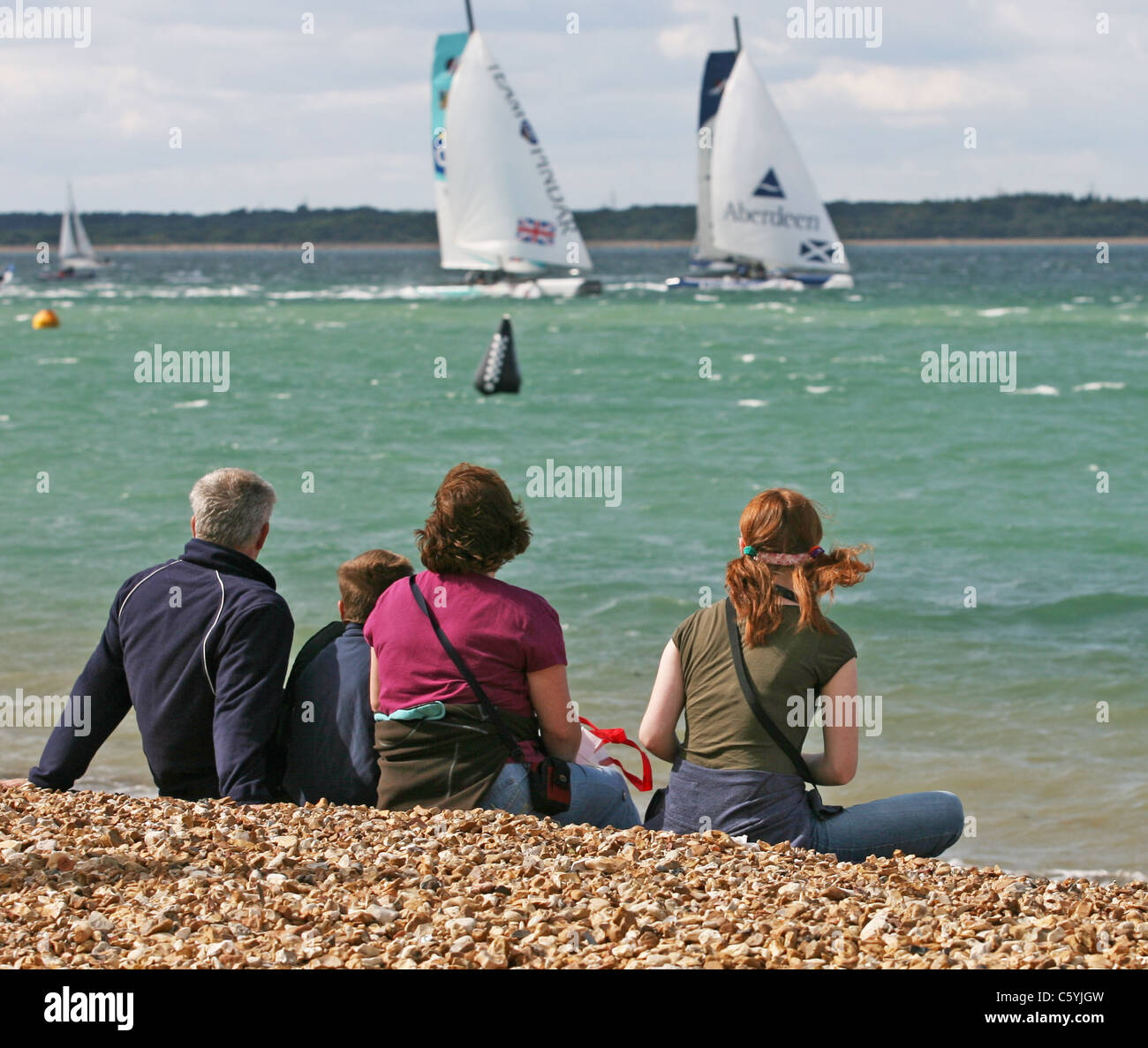 Una famiglia guardare Extreme 40's battaglia al giorno tre dell'Extreme serie Vela durante la Cowes Week 2011 , Isola di Wight Foto Stock