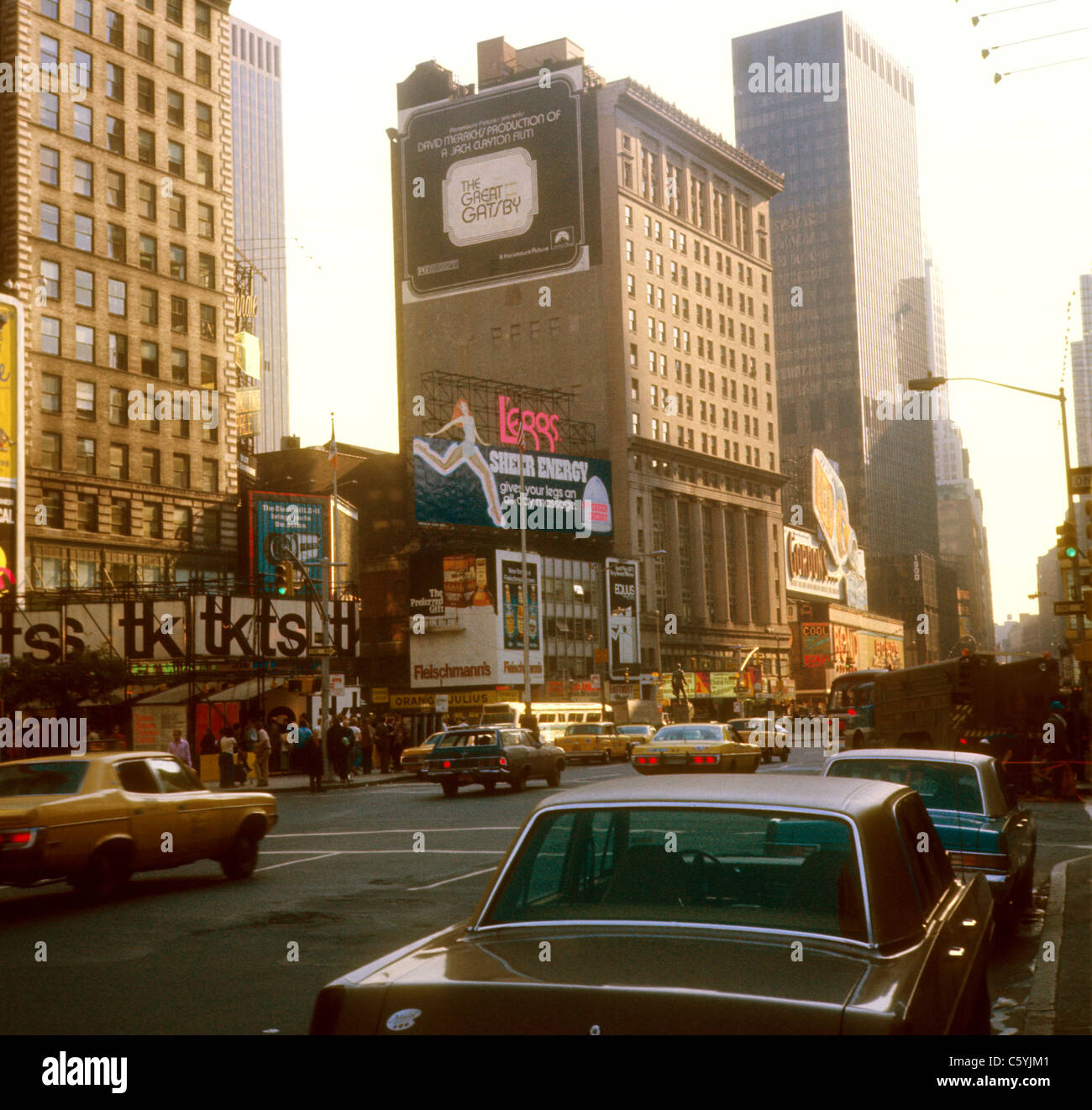 La città di New York Times Square street scene 1975 Leggs Pubblicità Broadway annunci auto 8mm Fotocamera Foto Stock